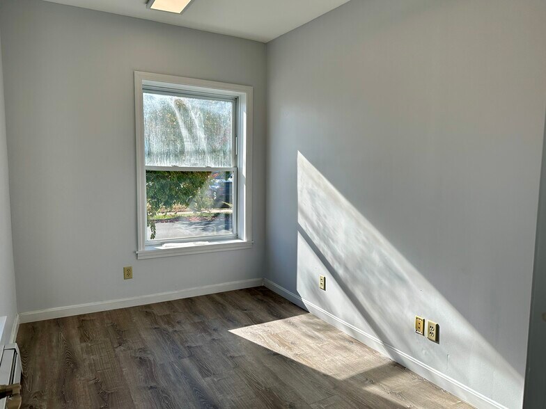 More Photos Of 178 New Bridge St, West Springfield Warehouse For Lease