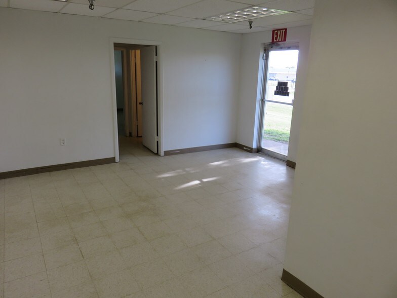 More Photos Of 2525 N Center St, Bonham Manufacturing For Lease