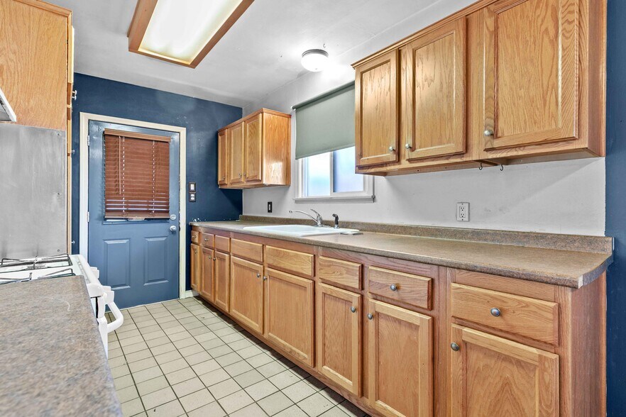 More Photos Of 2114 W Magnolia Blvd, Burbank Storefront For Sale