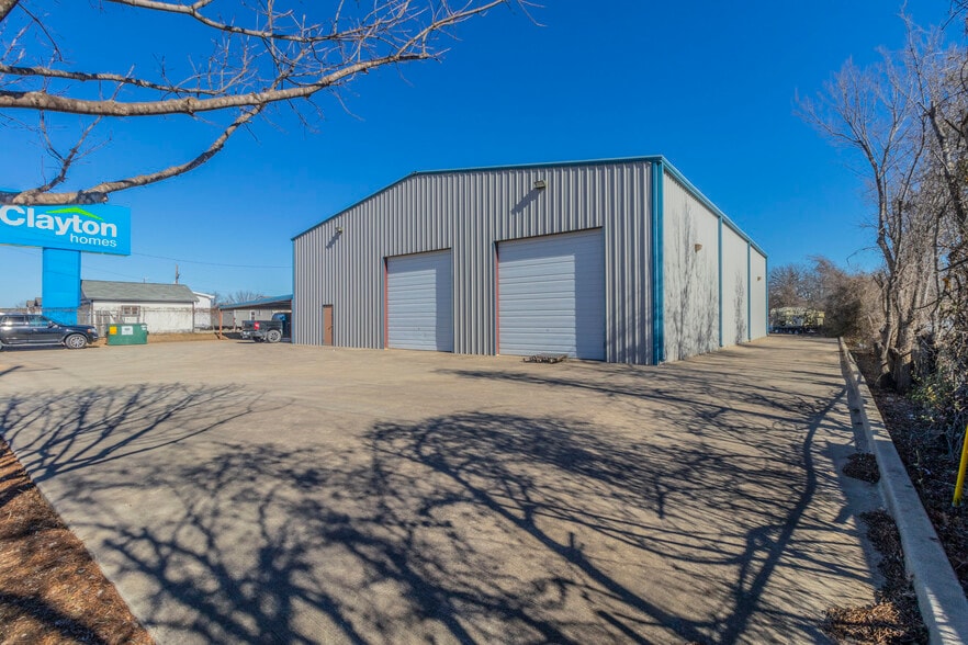 More Photos Of 9840 Jacksboro Hwy, Fort Worth Warehouse For Sale