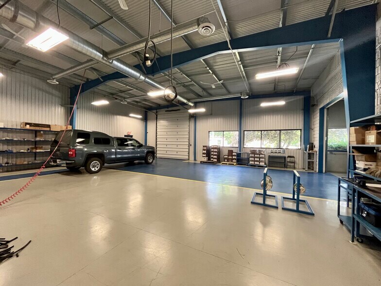 More Photos Of 95 Rankin St, Waterloo Flex For Sale