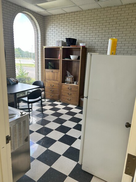 More Photos Of 620 S Constitution Ave, Ashdown Office For Sale