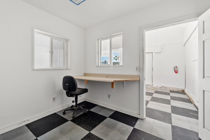 More Photos Of 4051-4061 N Highway 101, Eureka Warehouse For Sale