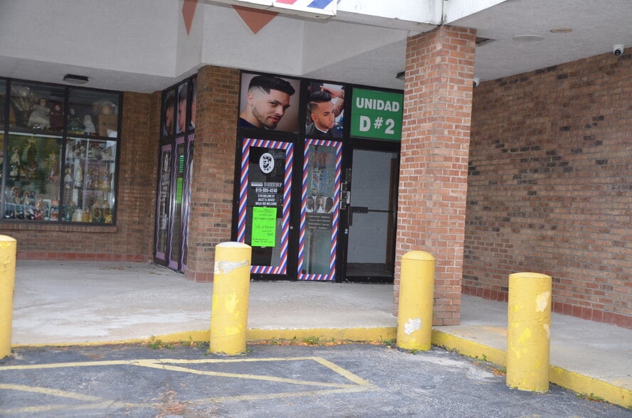 More Photos Of 510 N Collins St, Joliet Storefront For Lease