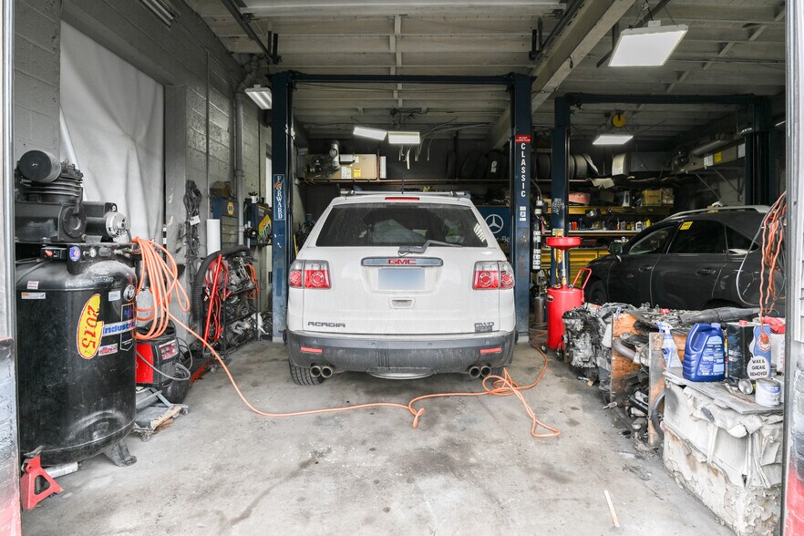 More Photos Of 385 New Park Ave, Hartford Auto Repair For Sale