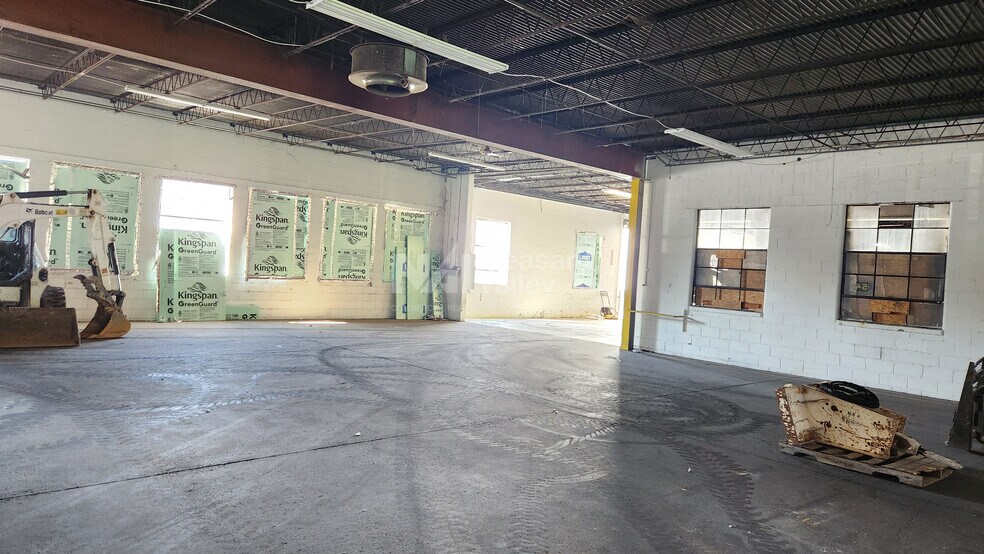 More Photos Of 3775 Mogadore Rd, Mogadore Showroom For Lease