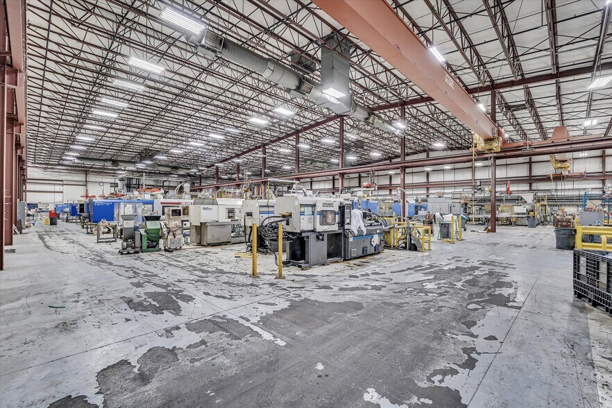 More Photos Of 202 1st St S, Kalona Manufacturing For Sale