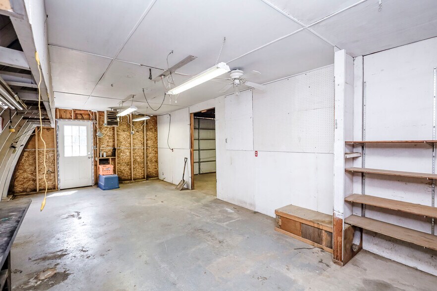 More Photos Of 201 W Silknitter St, Rose Hill Self Storage For Sale