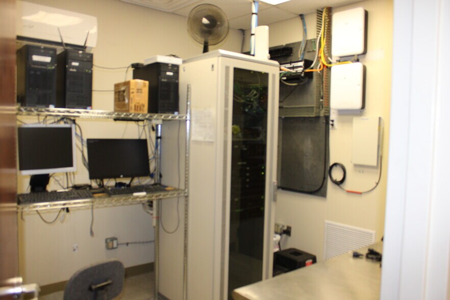 More Photos Of 200 Emerald Bay Dr, Oldsmar Office For Sale