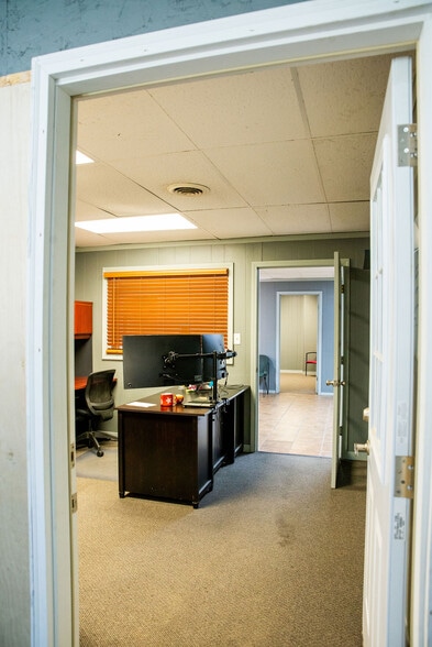 More Photos Of 1630 N Eldon Ave, Springfield Unknown For Lease