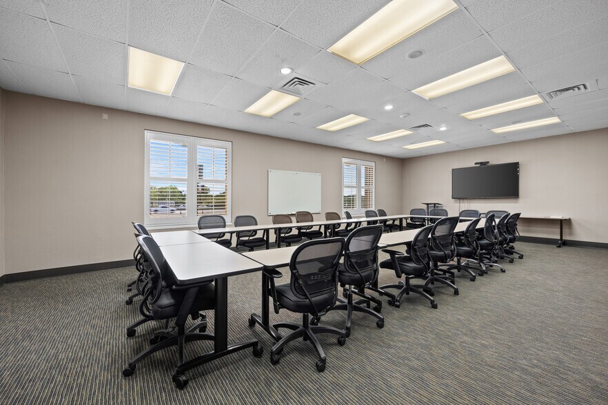 More Photos Of 8001 E R L Thornton Fwy, Dallas Office For Lease