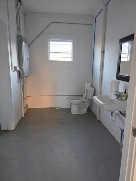 More Photos Of 520 S Prospect Ave, Hartville Flex For Lease