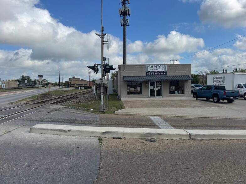 More Photos Of 100 E 32nd St, Bryan Freestanding For Sale