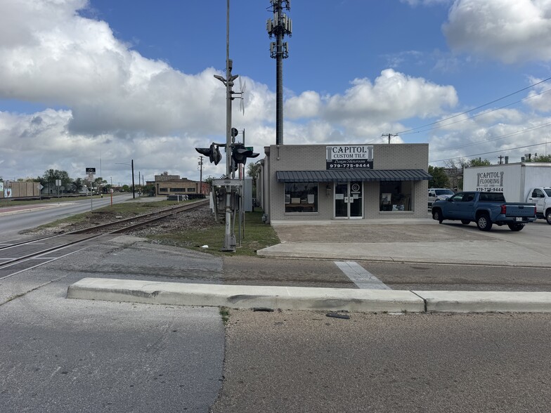 More Photos Of 100 E 32nd St, Bryan Freestanding For Lease