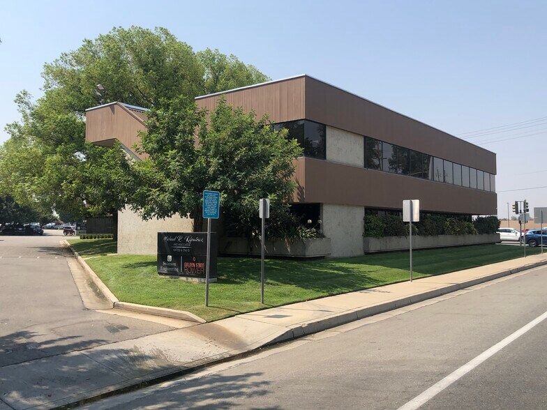 More Photos Of 2000 Oak St, Bakersfield Office For Lease