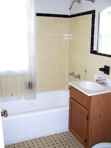 More Photos Of 1315 Westview Ave, East Lansing Apartments For Sale