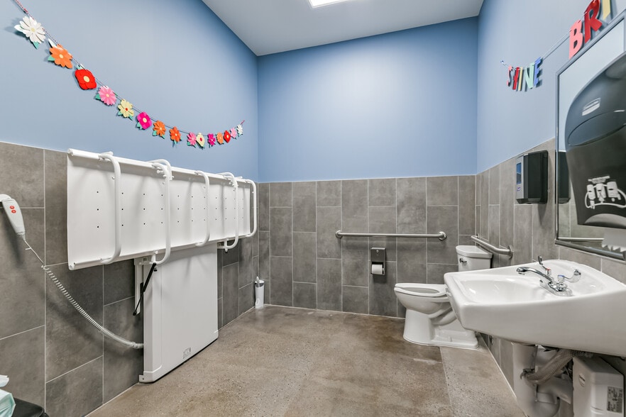 More Photos Of 1222 W Main St, Tomball Religious Facility For Sale