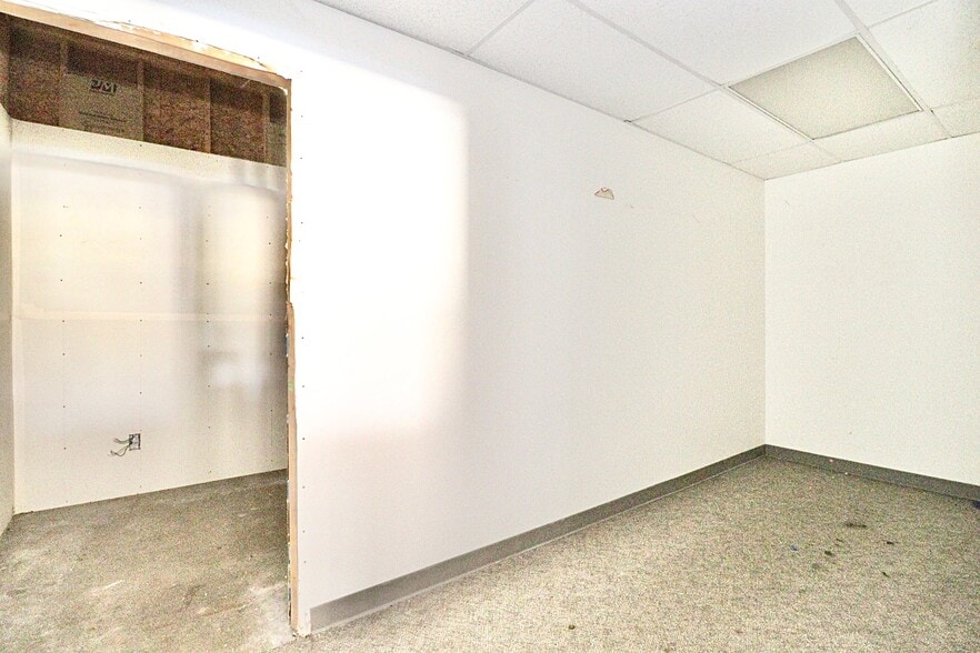 More Photos Of 1450 W Marion Ave, Lake Park Freestanding For Lease