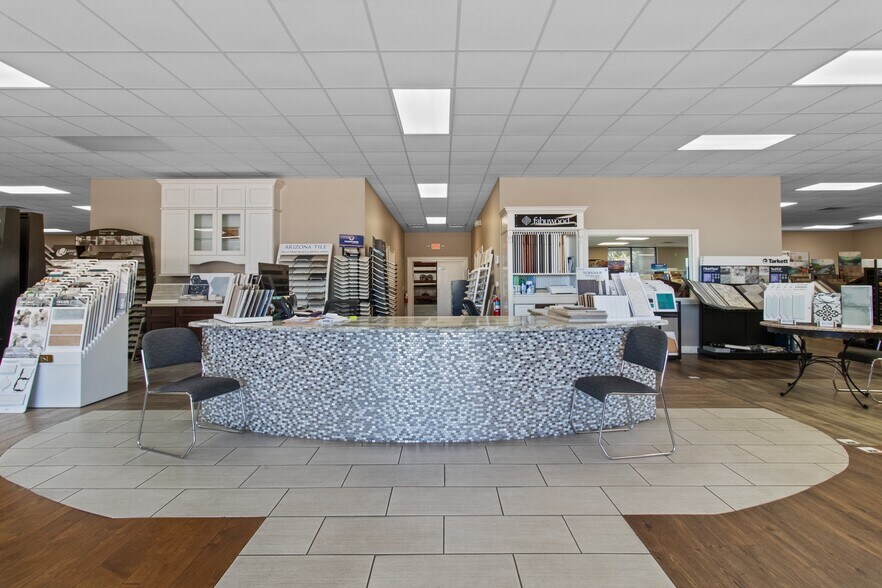 More Photos Of 7910 N Hwy 146, Baytown Showroom For Lease