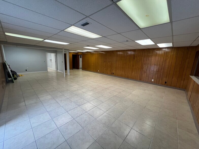 More Photos Of 8610 N Suwanee Ave, Tampa General Retail For Sale