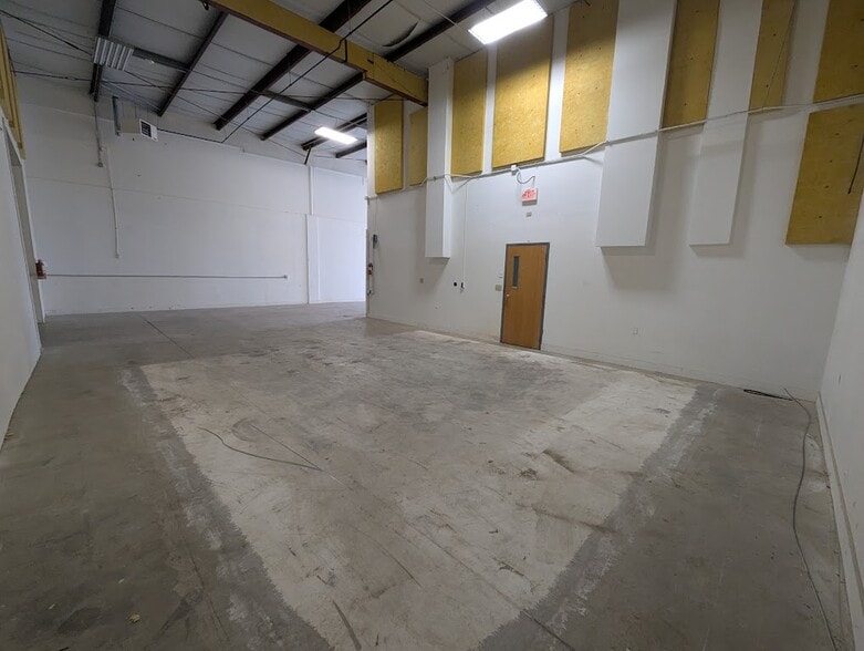 More Photos Of 3100 101st St, Urbandale Warehouse For Lease