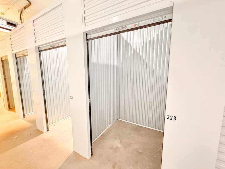 More Photos Of 2213 N Quaker Ave, Lubbock Self Storage For Sale