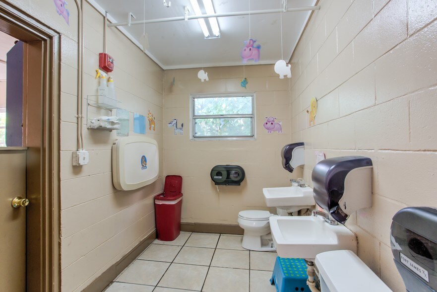 More Photos Of 2447 Raeford Rd, Orlando Daycare Center For Sale