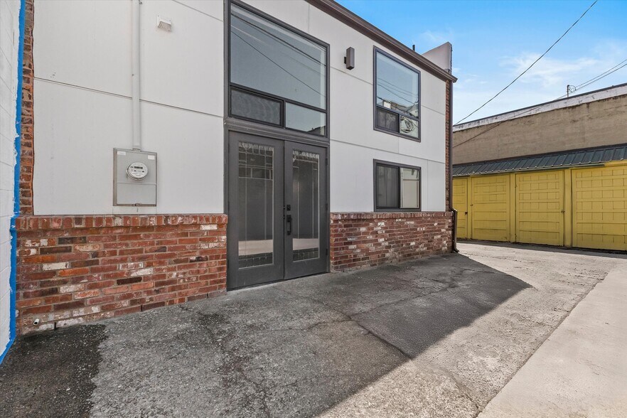 More Photos Of 511 S 1st St, Mount Vernon General Retail For Sale