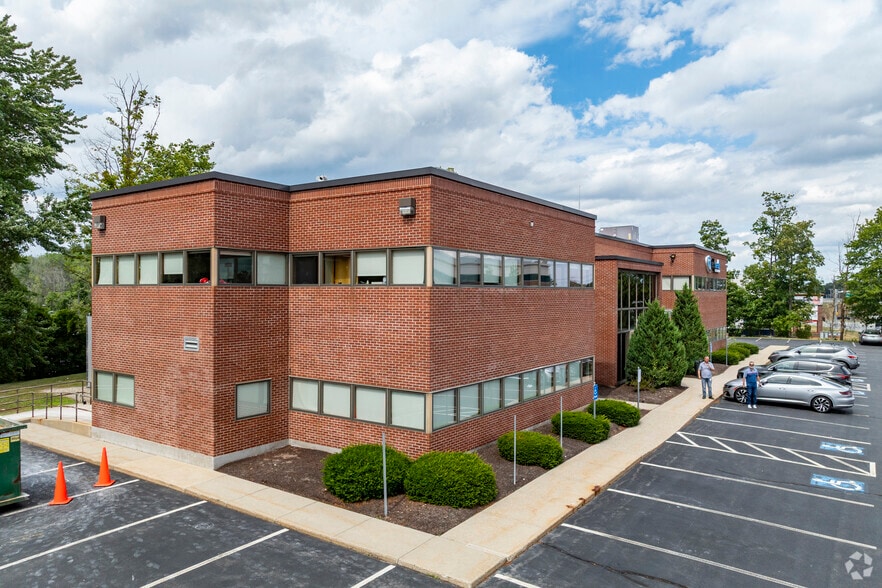 More Photos Of 18 Pelham Rd, Salem Office For Lease