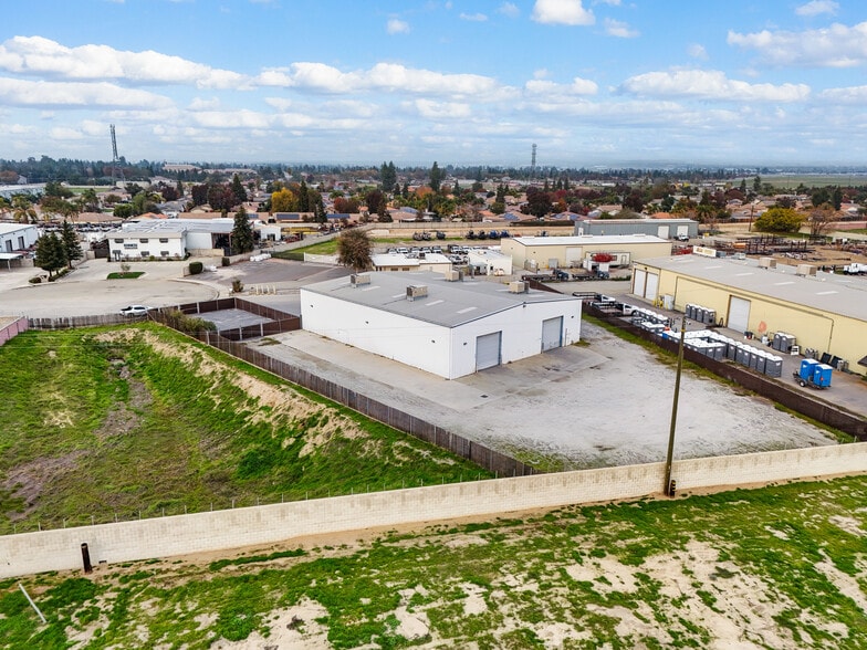 More Photos Of 6303 Seven Seas Ave, Bakersfield Warehouse For Lease