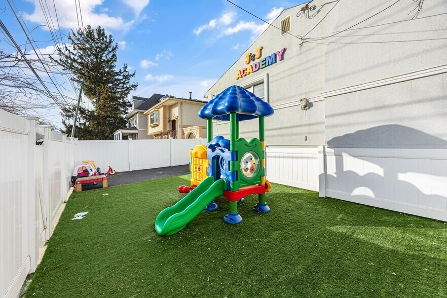 More Photos Of 55 Wyona Ave, Staten Island General Retail For Sale