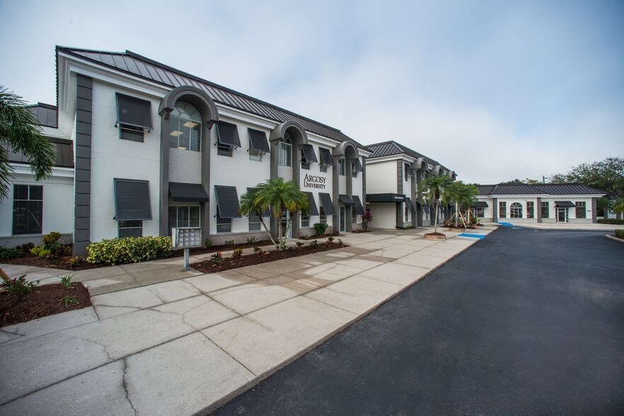 More Photos Of 5250 17th St, Sarasota Office For Lease