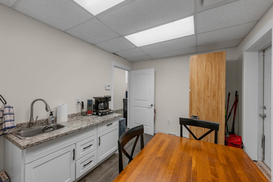 More Photos Of 3609 N Frazier St, Conroe Office For Sale