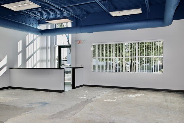 More Photos Of 661-671 E Calhoun St, Woodstock Office For Sale