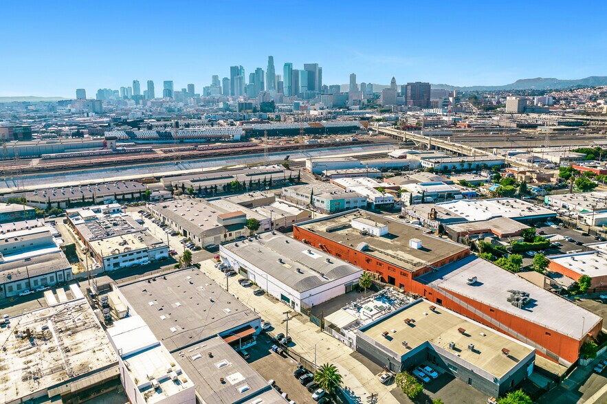 More Photos Of 1329 E 3rd St, Los Angeles Showroom For Lease