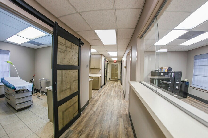 More Photos Of 4550 Lamar Ave, Paris Office For Lease