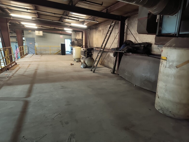 More Photos Of 5211 Oster Rd, Sheffield Village Truck Terminal For Lease