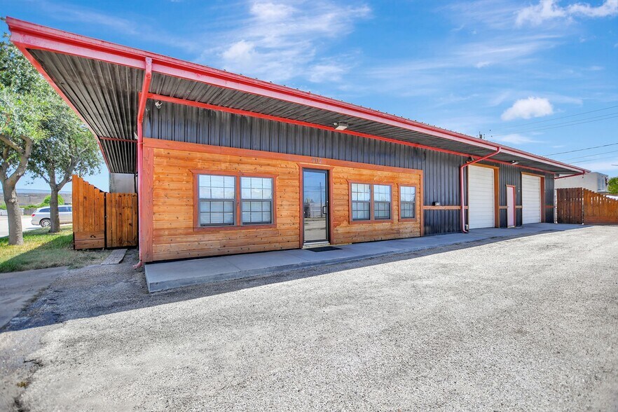 More Photos Of 902 51st St, Galveston Light Manufacturing For Sale