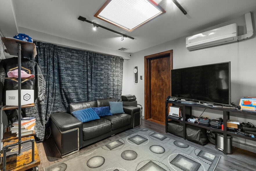 More Photos Of 5739 Tujunga Ave, North Hollywood Movie Radio TVStudio For Sale
