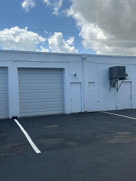 More Photos Of 271-277 SW 33rd St, Fort Lauderdale Warehouse For Lease
