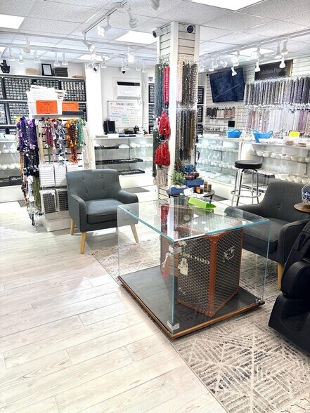 More Photos Of 2830 Kaonawai Pl, Honolulu Office For Sale