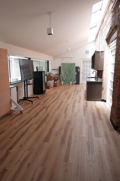 More Photos Of 7-15 W Main St, Pensacola Office For Lease
