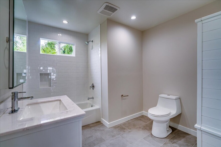 More Photos Of 323-325 Culver Blvd, Playa Del Rey Storefront Retail Residential For Sale