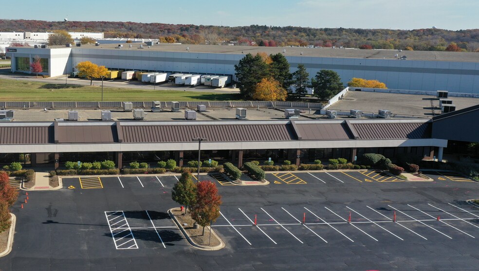 More Photos Of 400-440 Airport Rd, Elgin Warehouse For Lease