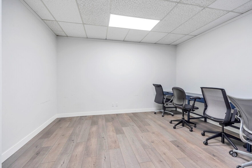 More Photos Of 10318-10324 Whalley Blvd, Surrey Storefront Retail Office For Lease