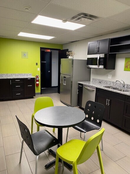 More Photos Of 700 Nicholas Blvd, Elk Grove Village Office For Sale