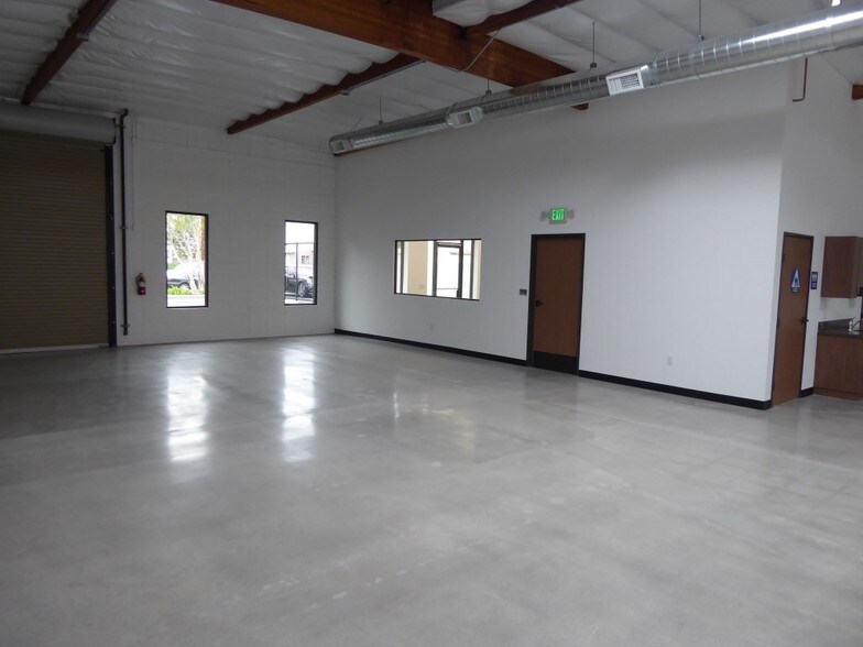 More Photos Of 632 Thompson Ave, Glendale Warehouse For Lease