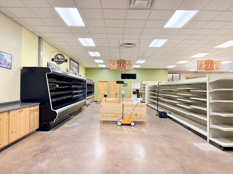 More Photos Of 302 S Broadway St, Jamesport General Retail For Sale