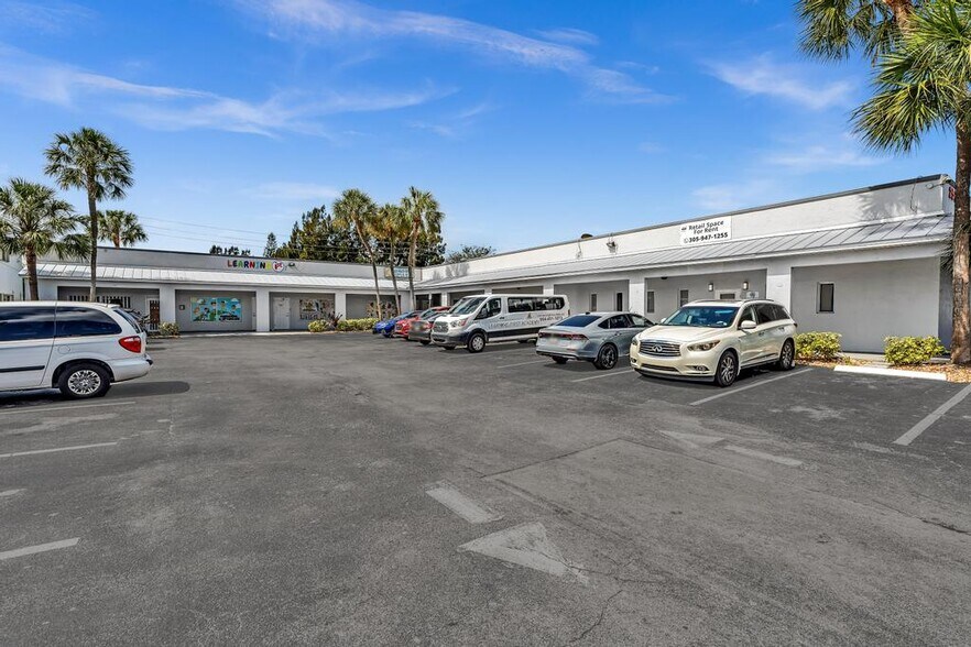 More Photos Of 2450-2556 W Oakland Park Blvd, Oakland Park Storefront For Sale