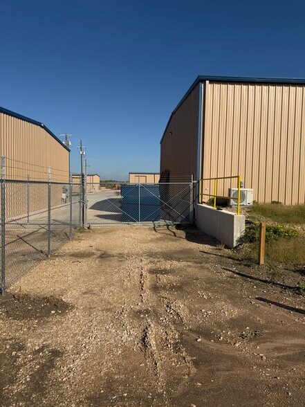 More Photos Of 111 Iron Rd, Hutto Warehouse For Lease